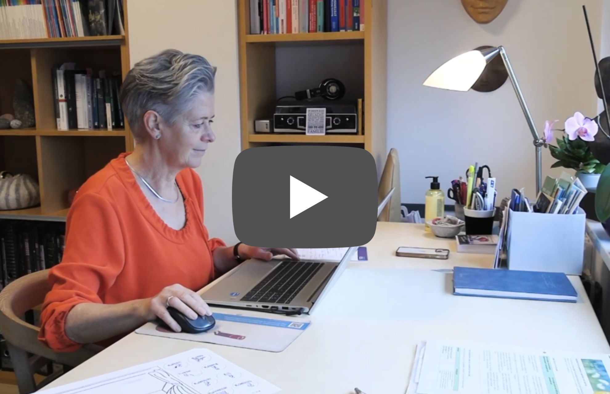 Kerstin Staudtmeister arbeitet an ihrem Schreibtisch im Beratungsraum und blickt auf ihren Laptop